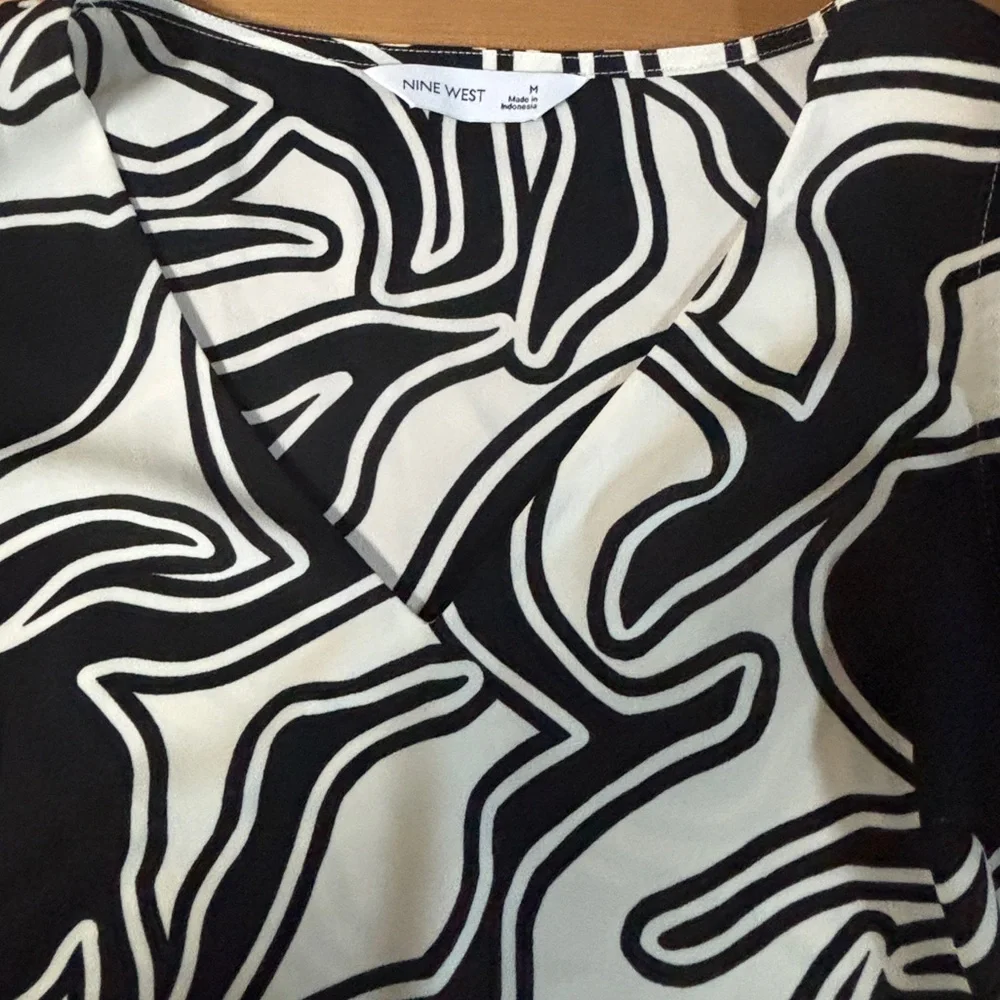 Nine West Essential V-Neck Women’s Blouse- Black and White Pattern- Size Medium - Picture 3 of 5